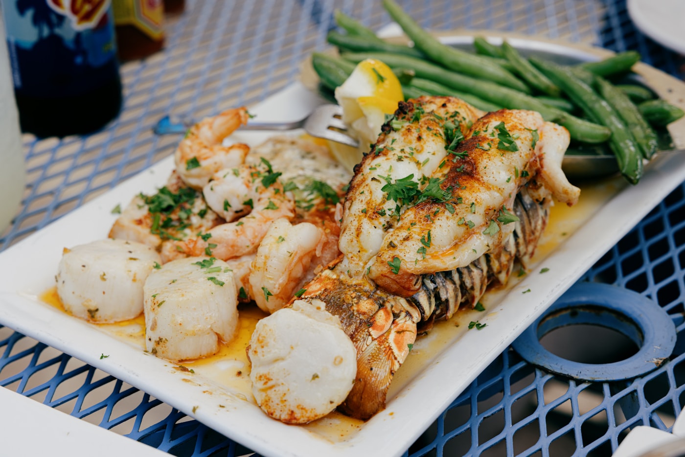 Langosta, camarones y vieiras en plato de mariscos
