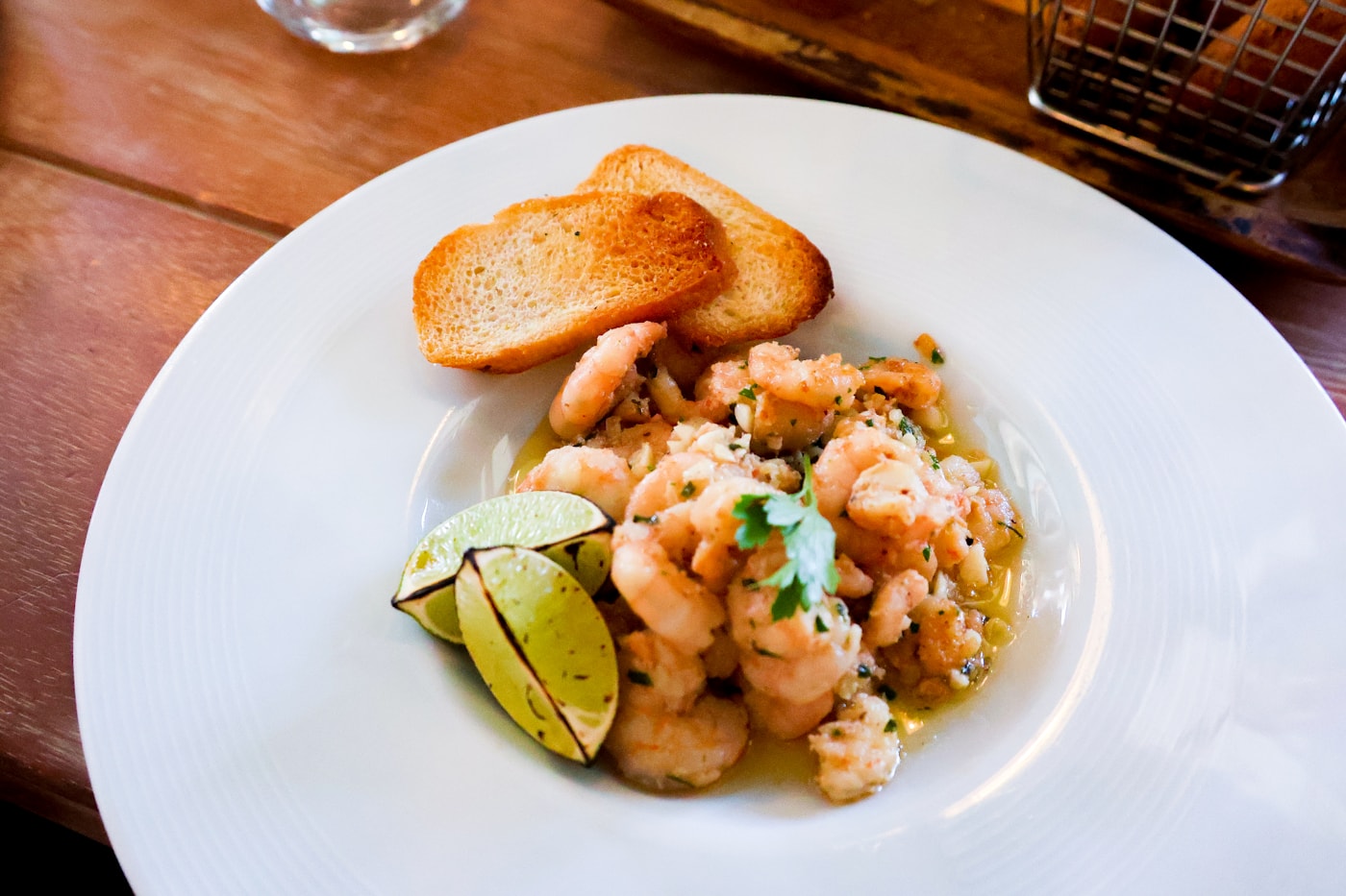 Ceviche de camarón con limón y tostadas