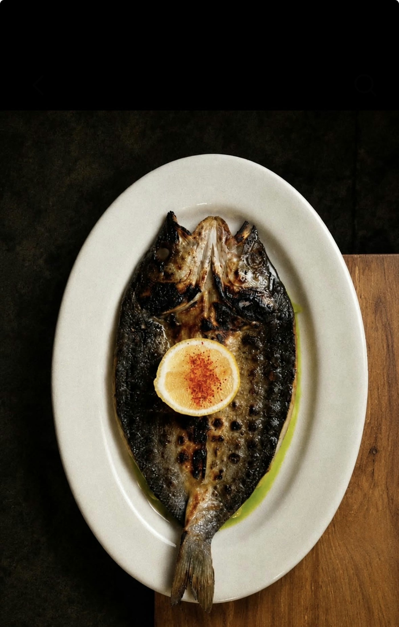 Pescado a la brasa con salsa de coco
